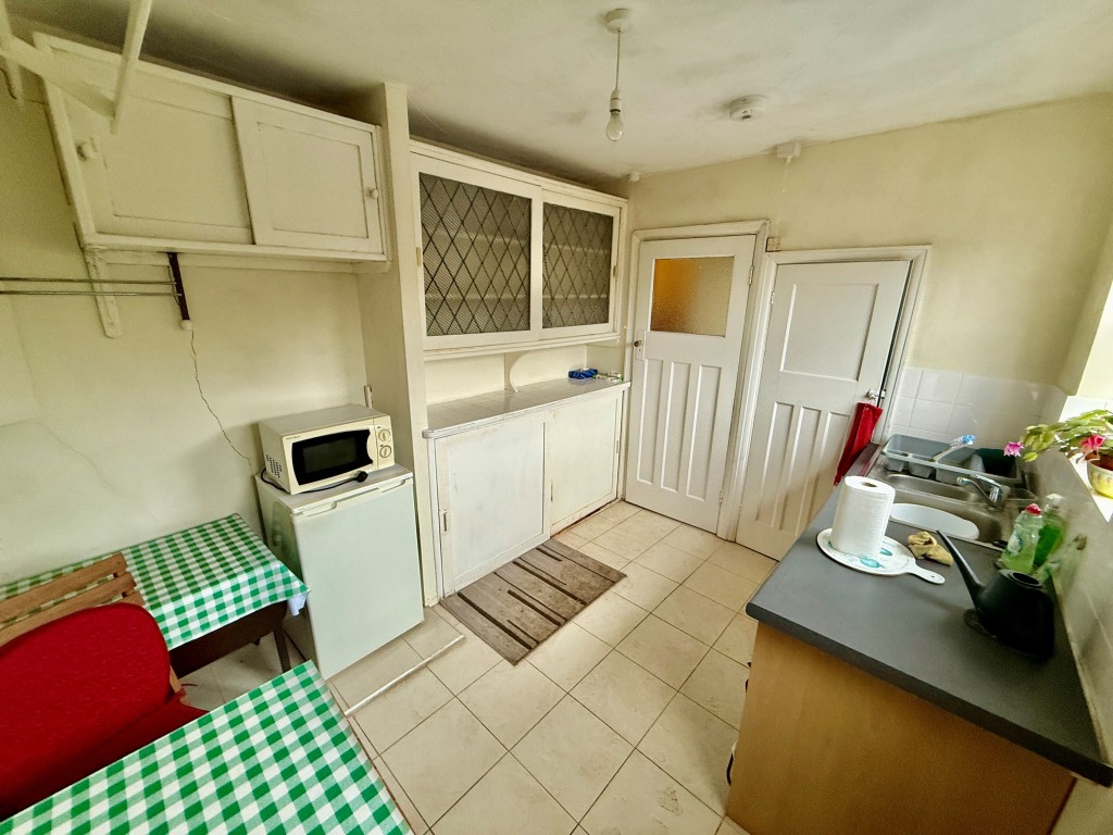 Lot: 46 - DETACHED BUNGALOW FOR REFURBISHMENT ON GOOD SIZE PLOT - Kitchen with access to garden